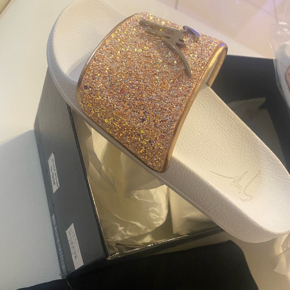 Brand new Giuseppe sandals in size 36 it like a size 5 with everything included